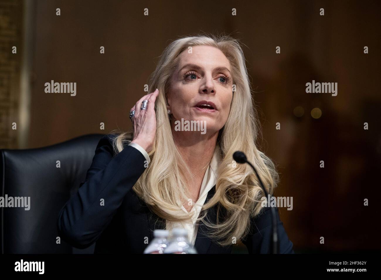 Washington, Vereinigte Staaten. 13th Jan 2022. Lael Brainard appare davanti ad un'audizione del Comitato del Senato per le banche, gli alloggi e gli affari urbani per la sua nomina a Vice Presidente del Consiglio dei Governatori del sistema della Federal Reserve, nell'edificio del Senato Dirksen a Washington, DC, Giovedì 13 gennaio 2022. Credit: Rod Lammey/CNP/dpa/Alamy Live News Foto Stock
