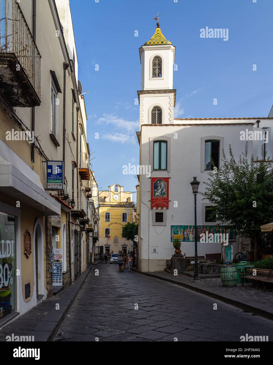 Ischia, Italia, Spet. 2021 – una tipica strada pedonale ad Ischia Ponte Foto Stock