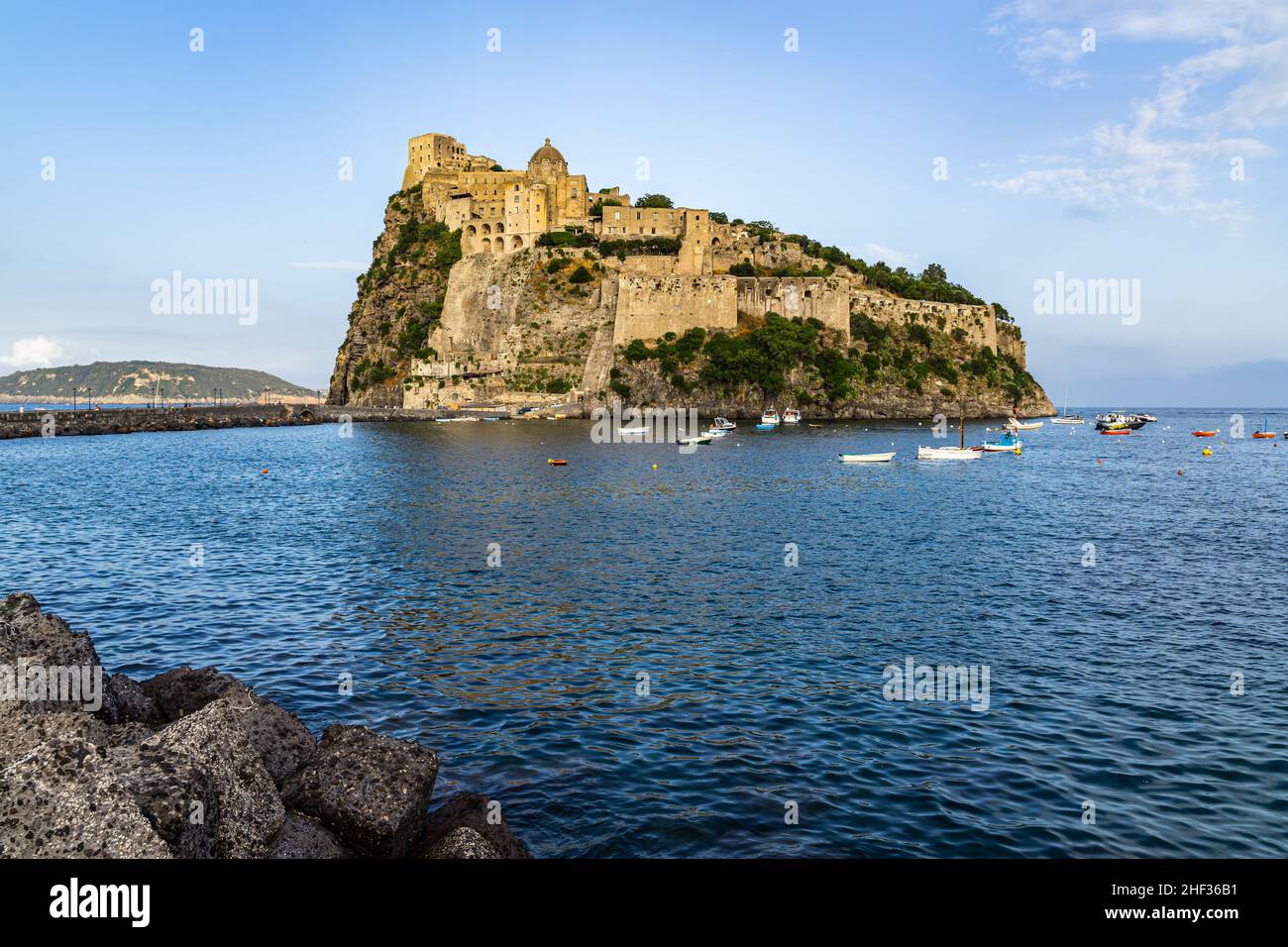 Veduta del Castello Aragonese (Castello Aragonese) ad Ischia, una popolare attrazione turistica Foto Stock