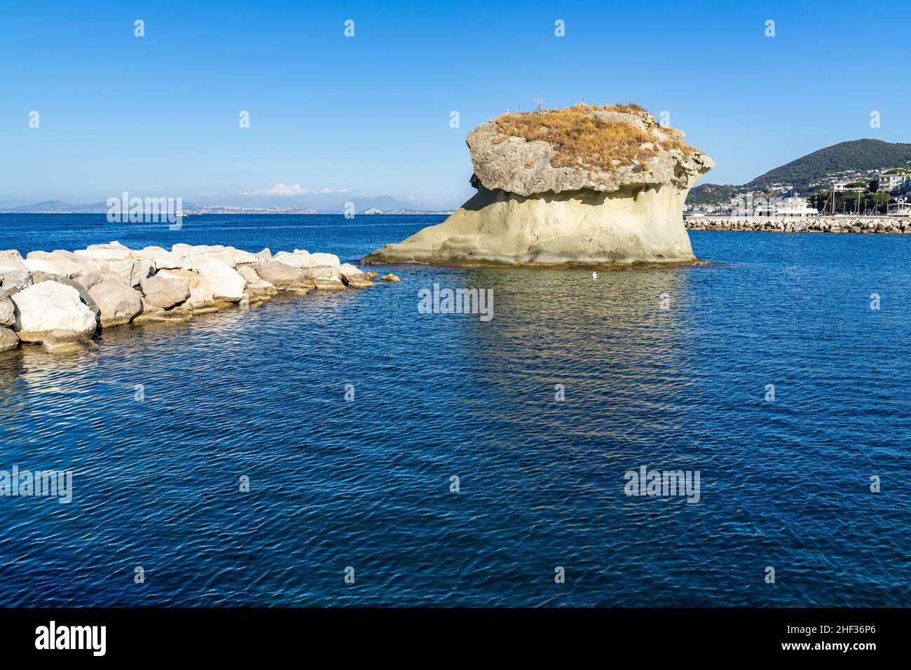 Il “Fungo”, una caratteristica roccia a fungo situata a Lacco Ameno, Ischia, Italia Foto Stock
