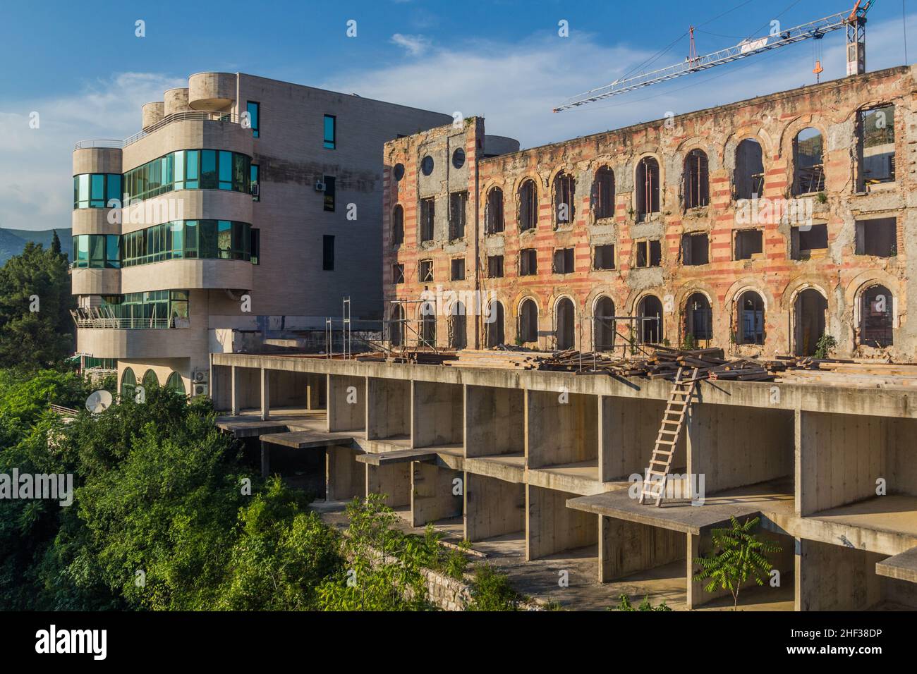 Guerra edificio danneggiato a Mostar, in Bosnia ed Erzegovina Foto Stock