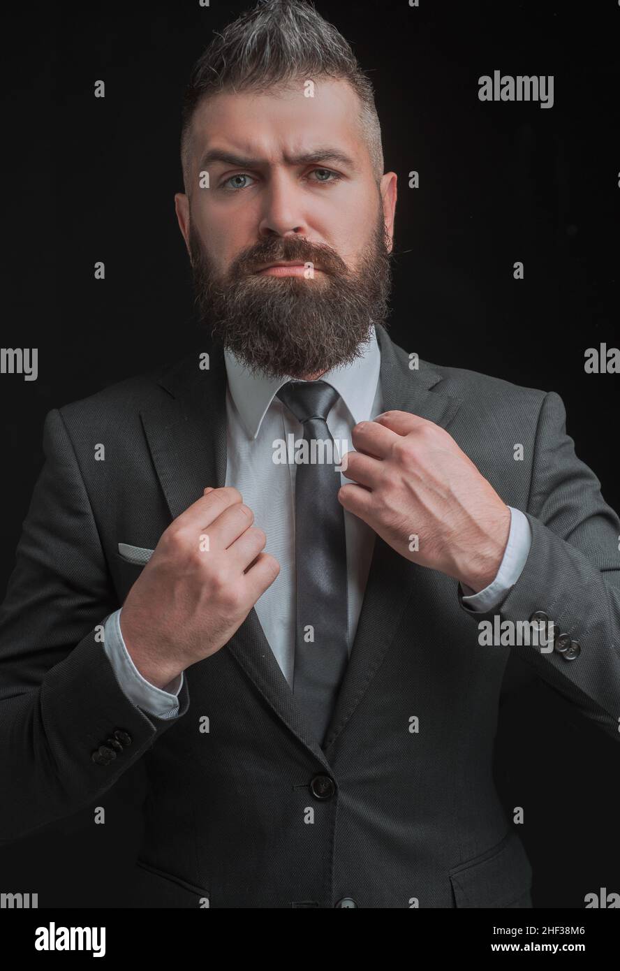 Negozio su misura. Uomo vestito moda. Abito da riunione. Uomo d'affari in abito  grigio scuro. Sicurezza aziendale. Uomo in abito classico, camicia e  cravatta Foto stock - Alamy