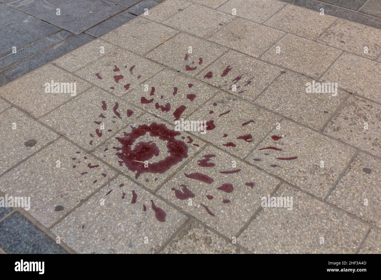 Rosa di Sarajevo che segna un luogo di esplosioni di gusci di mortaio durante l'assedio di Sarajevo in Bosnia-Erzegovina. Foto Stock