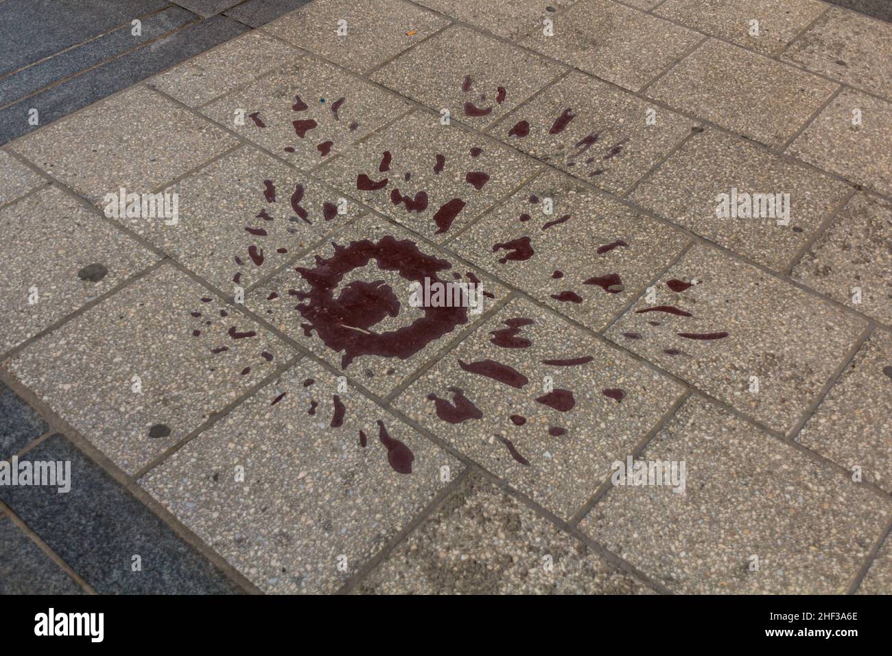 Rosa di Sarajevo che segna un luogo di esplosioni di gusci di mortaio durante l'assedio di Sarajevo in Bosnia-Erzegovina. Foto Stock