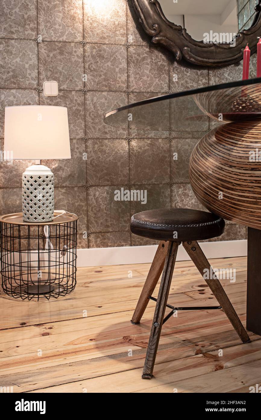 Angolo di una casa con decor eclettico e pavimento in legno di pino Foto Stock Angolo di una casa con decor eclettico e pavimento in legno di pino Foto Stock