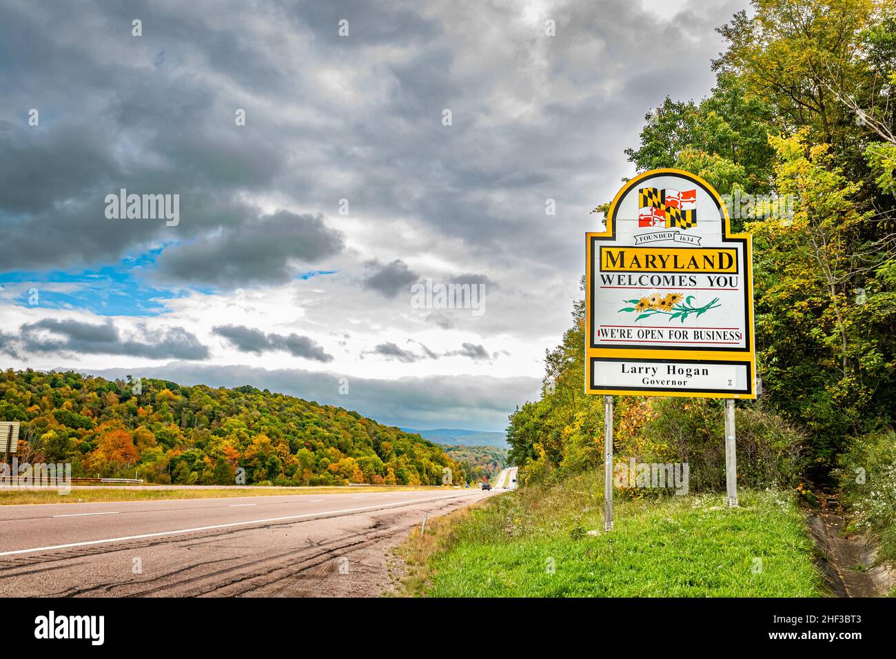 Un Maryland vi dà il benvenuto segno sulla strada che segna il confine di stato con West Virginia. Foto Stock
