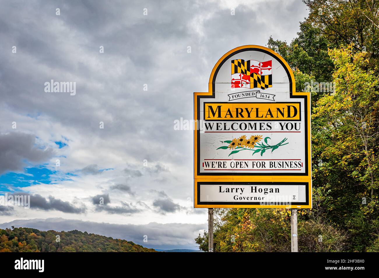 Un Maryland vi dà il benvenuto segno sulla strada che segna il confine di stato con West Virginia. Foto Stock