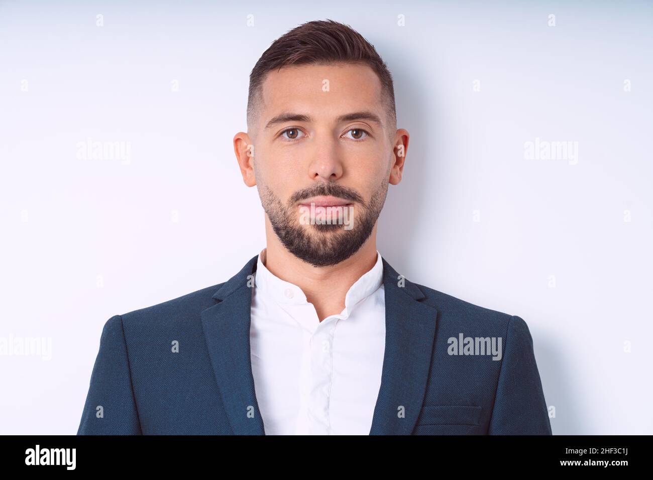 Giovane bell'uomo in abito isolato su sfondo bianco. Uomo d'affari isolato, persone d'ufficio Foto Stock