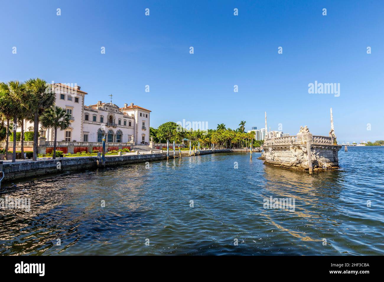 Scogliera di pietra di Barge e magnifica dimora Vizcaya sulla baia di Biscayne sotto il cielo blu Foto Stock