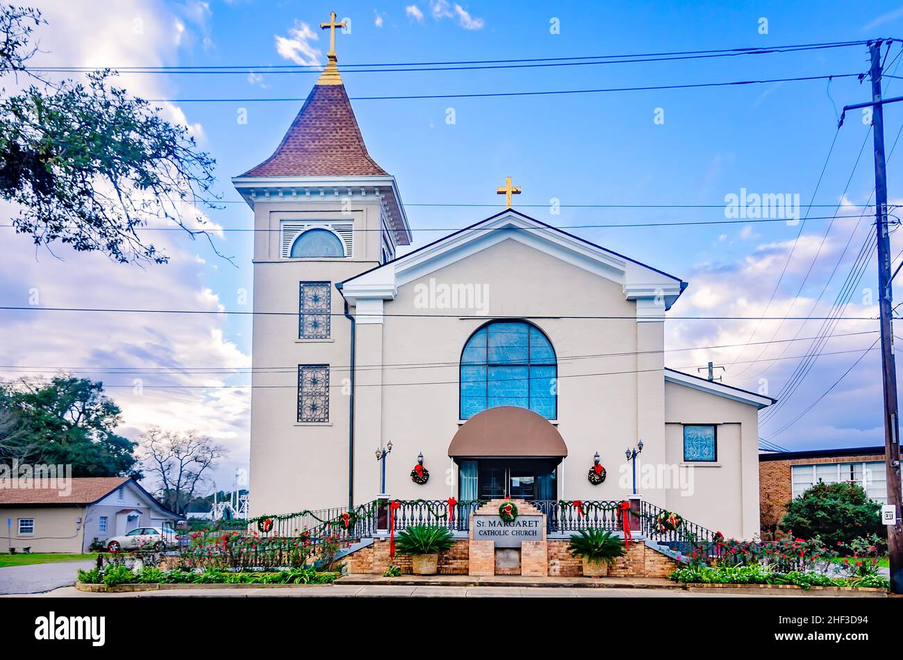 La Chiesa cattolica di Santa Margherita è decorata per Natale, 6 gennaio 2022, a Bayou la Batre, Alabama. La parrocchia è stata fondata nel 1905. Foto Stock