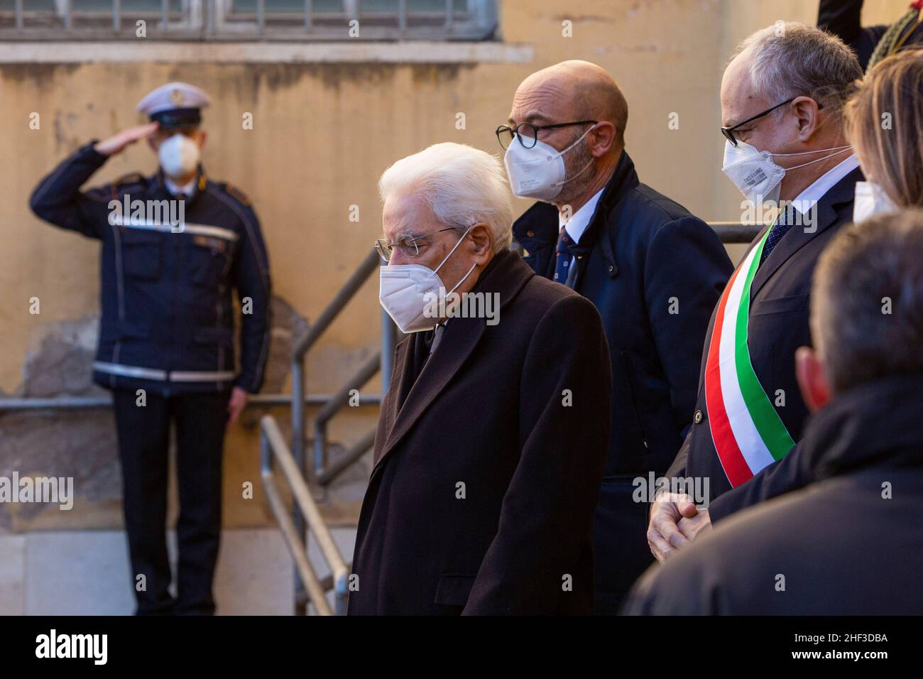 Roma, Italia. 13th Jan 2022. Il presidente italiano Sergio Mattarella lascia Capitol Hill.Funeral a Roma per rendere omaggio al defunto presidente del Parlamento europeo David Sassoli, morto all'età di 66 anni. Credit: SOPA Images Limited/Alamy Live News Foto Stock