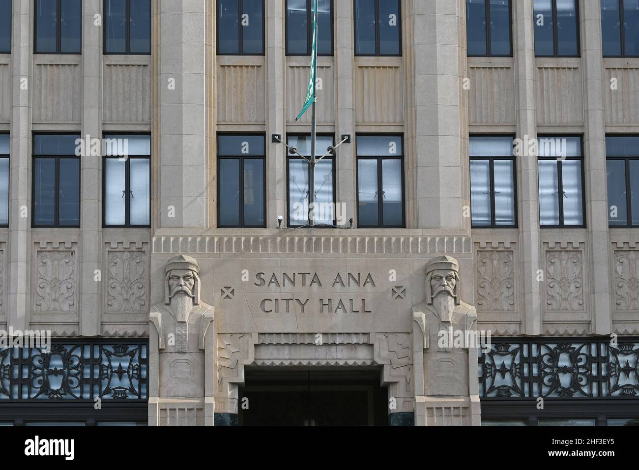 SANTA ANA, CALIFORNIA - 10 GEN 2022: Primo piano del vecchio edificio del municipio di Santa Ana all'angolo tra E. 3rd Street e Main Street. Foto Stock