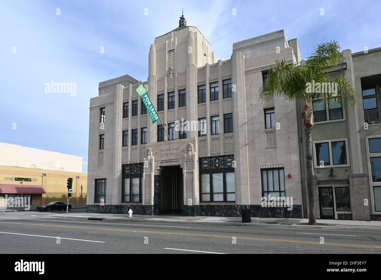 SANTA ANA, CALIFORNIA - 10 GEN 2022: Il vecchio edificio del municipio di Santa Ana all'angolo tra E. 3rd Street e Main Street. Foto Stock