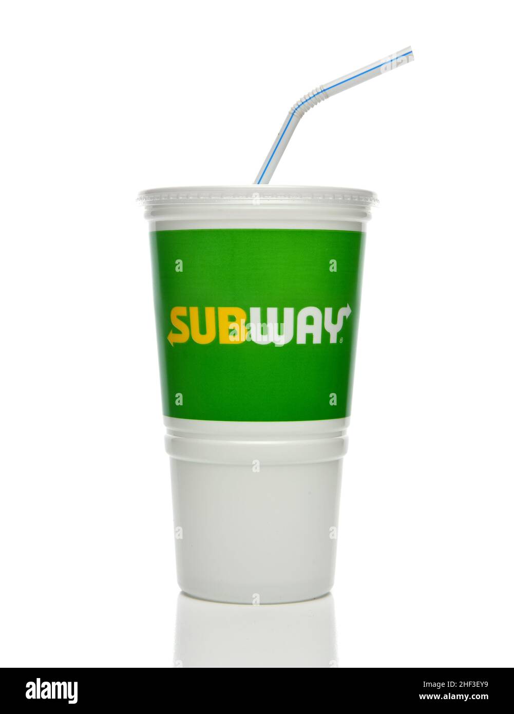 IRIVNE, CALIFORNIA - 11 JAN 2022: Una tazza monouso per bibite analcoliche forma la catena di ristoranti fast food Subway. Foto Stock