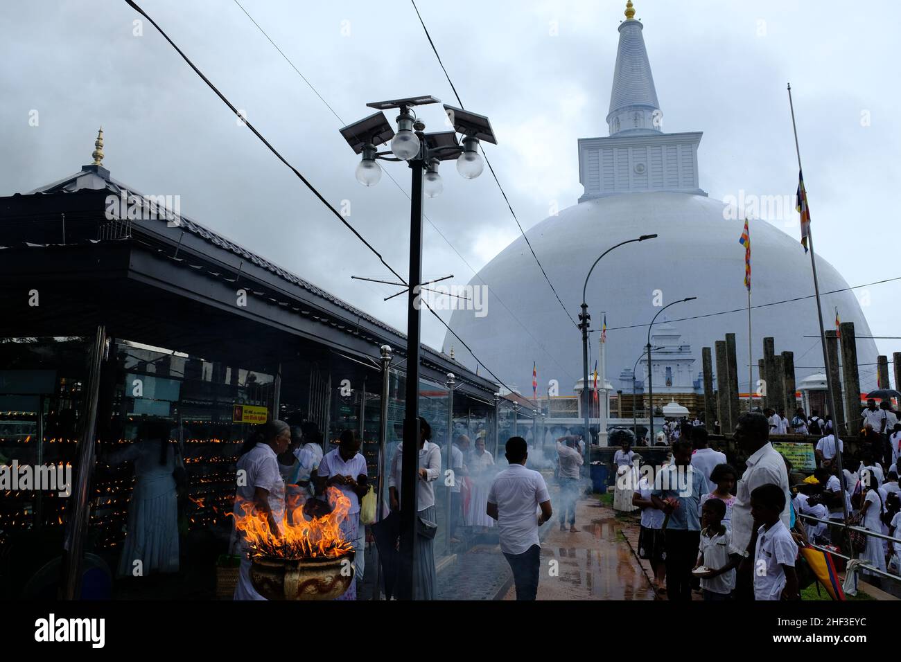 Sri Lanka Anuradhapura - Tempio buddista Ruwanwelisaya ingresso vista area dal fronte Foto Stock