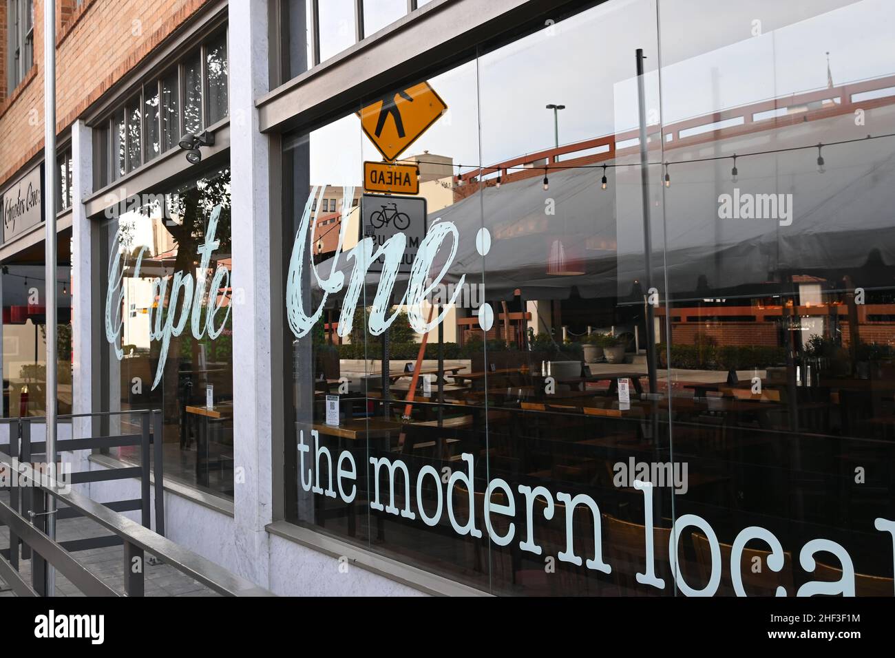 SANTA ANA, CALIFORNIA - 12 JAN 2022: Capitolo uno un moderno gastropub che serve prodotti locali, piatti di stagione, birre artigianali e cocktail culinari. Foto Stock SANTA ANA, CALIFORNIA - 12 JAN 2022: Capitolo uno un moderno gastropub che serve prodotti locali, piatti di stagione, birre artigianali e cocktail culinari. Foto Stock
