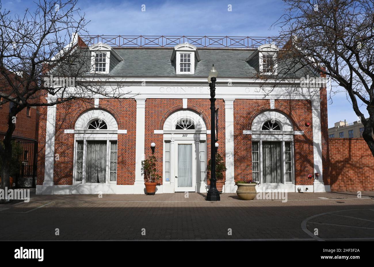 SANTA ANA, CALIFORNIA - 12 GEN 2022: La tenuta al secondo posto nella vecchia costruzione di Southern Counties gas Co. È stato restaurato e rinnovato per diventare un e. Foto Stock