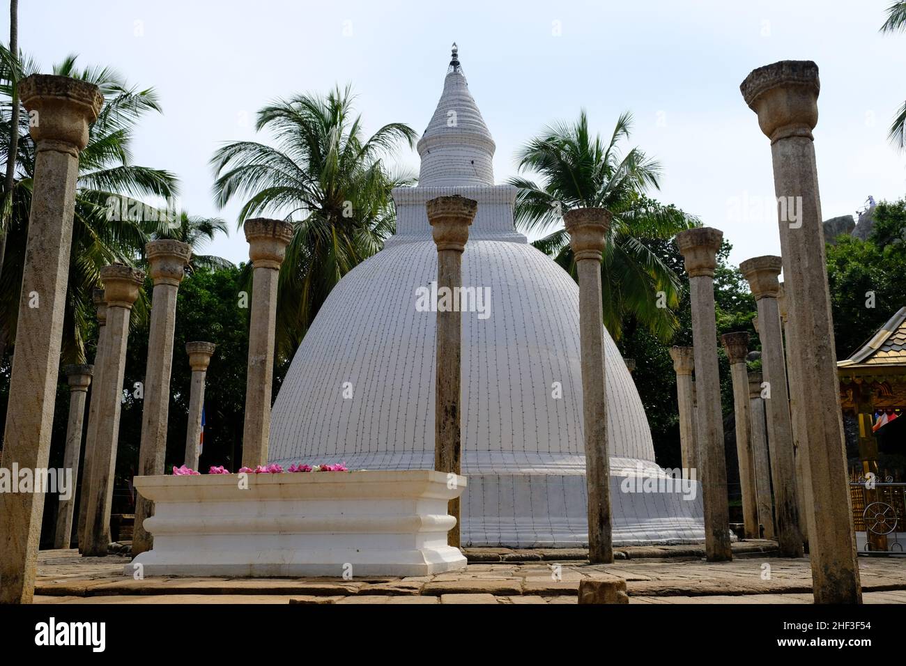 Sri Lanka Mihintale - AmBasthala Dagaba - Stupa circondato da pilastri in pietra Foto Stock