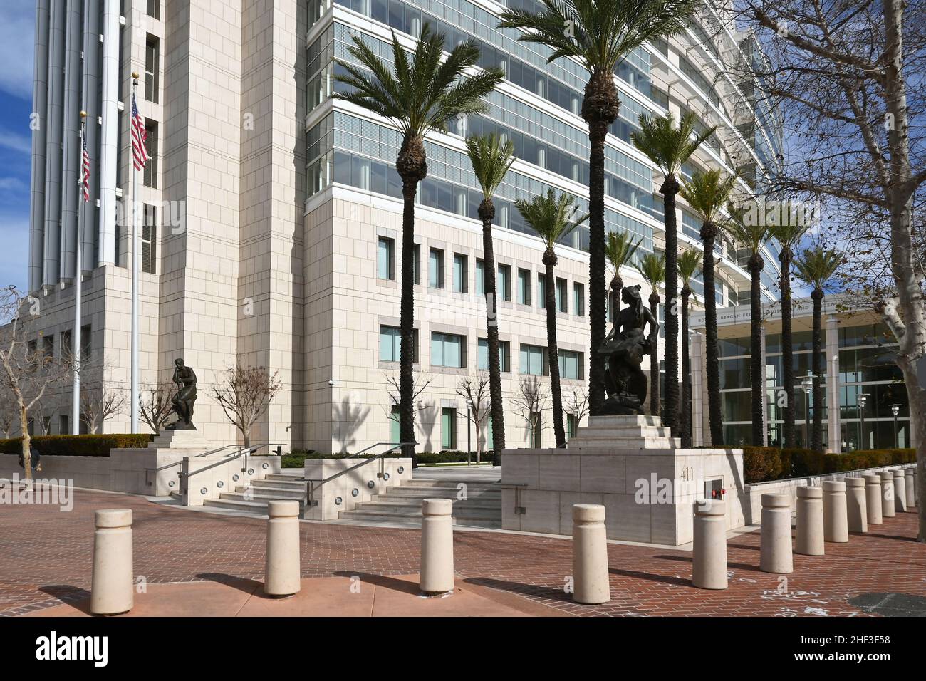 SANTA ANA, CALIFORNIA - 12 GEN 2022: Gradini e statue presso il Ronald Reagan Federal Building e la Corte degli Stati Uniti. Foto Stock