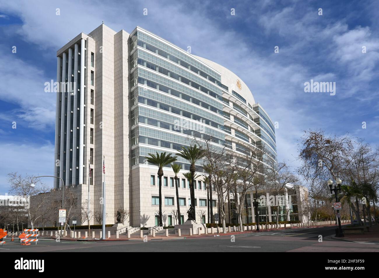 SANTA ANA, CALIFORNIA - 12 GEN 2022: Edificio federale Ronald Reagan e Tribunale degli Stati Uniti. Foto Stock