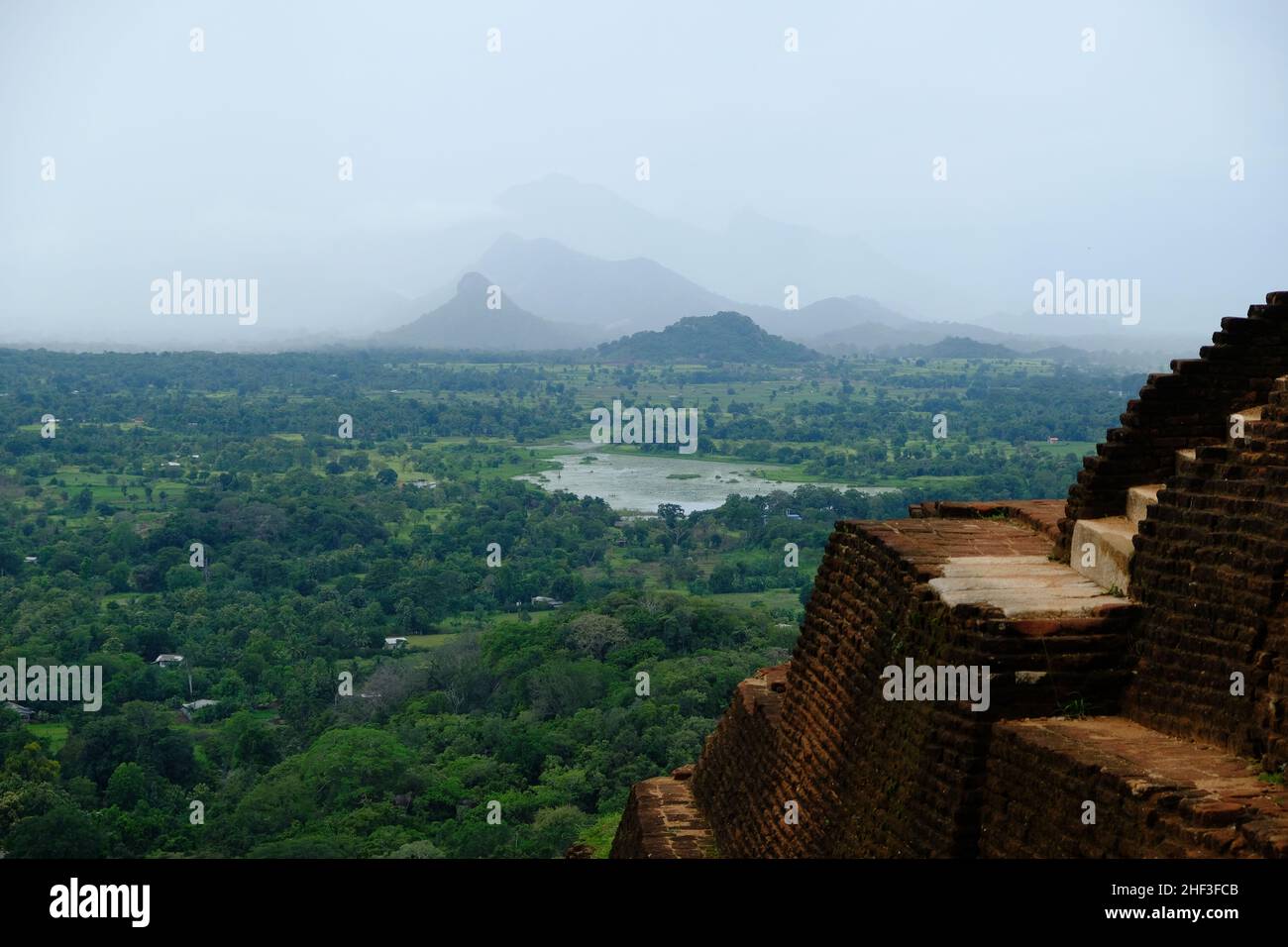 Sri Lanka Sigiriya - antica fortezza rocciosa vista dalla cima della roccia Sigiriya Foto Stock