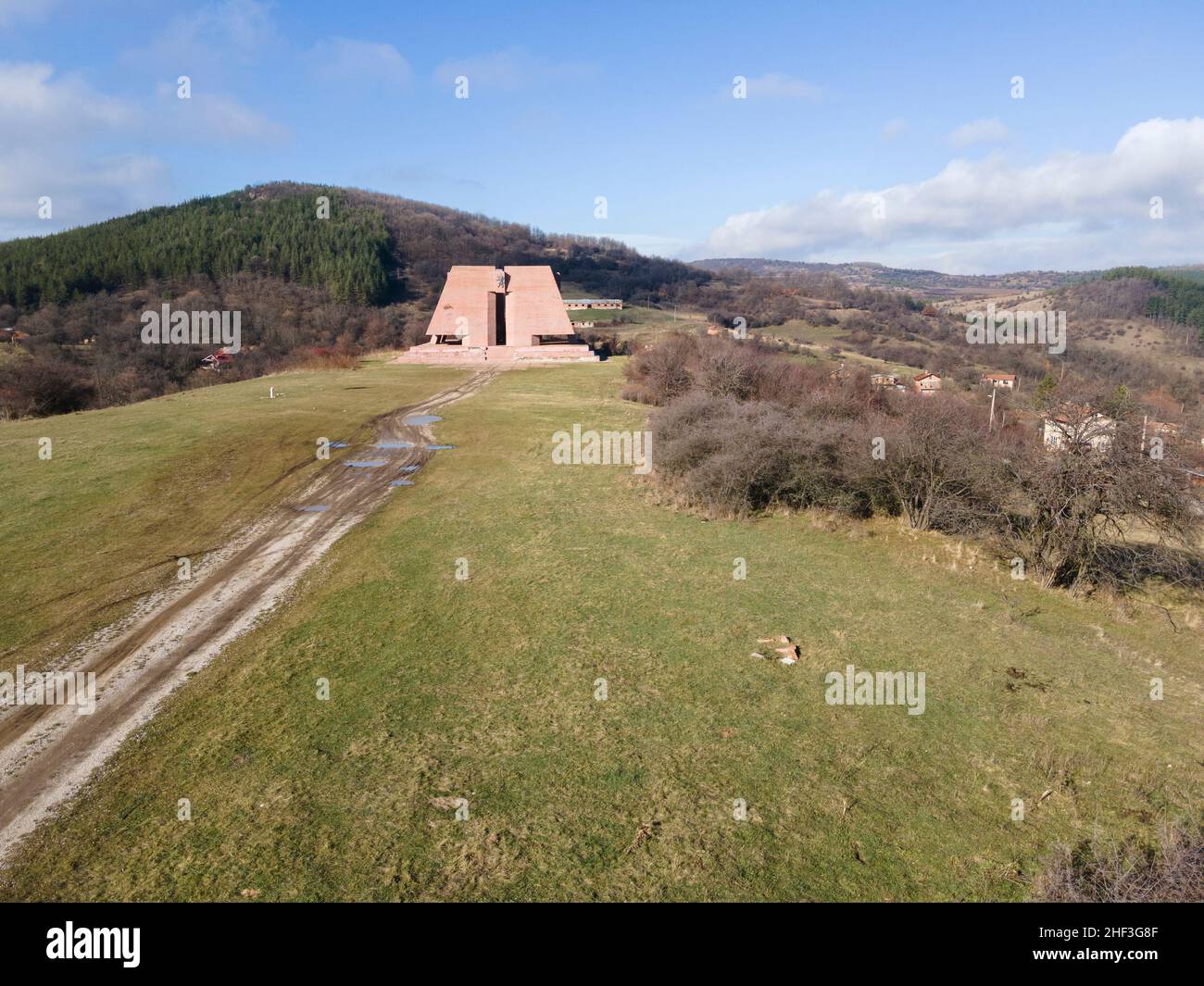 Veduta aerea del Pantheon Madre Bulgaria, dedicato ai soldati caduti della guerra serbo-bulgara del 1885, villaggio di Gurgulyat, Bulgaria Foto Stock