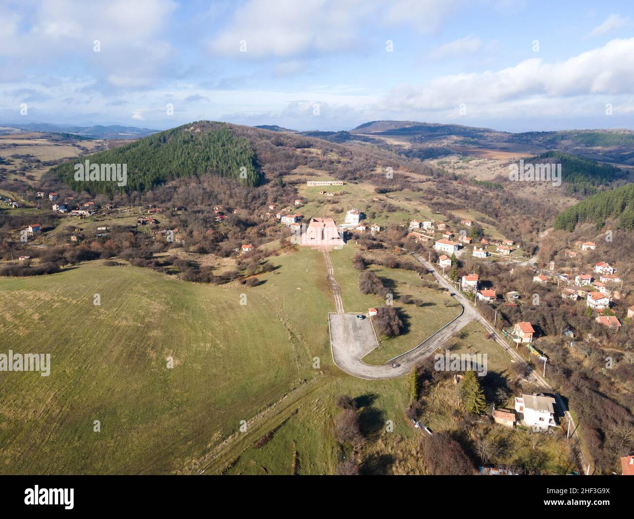 Veduta aerea del Pantheon Madre Bulgaria, dedicato ai soldati caduti della guerra serbo-bulgara del 1885, villaggio di Gurgulyat, Bulgaria Foto Stock