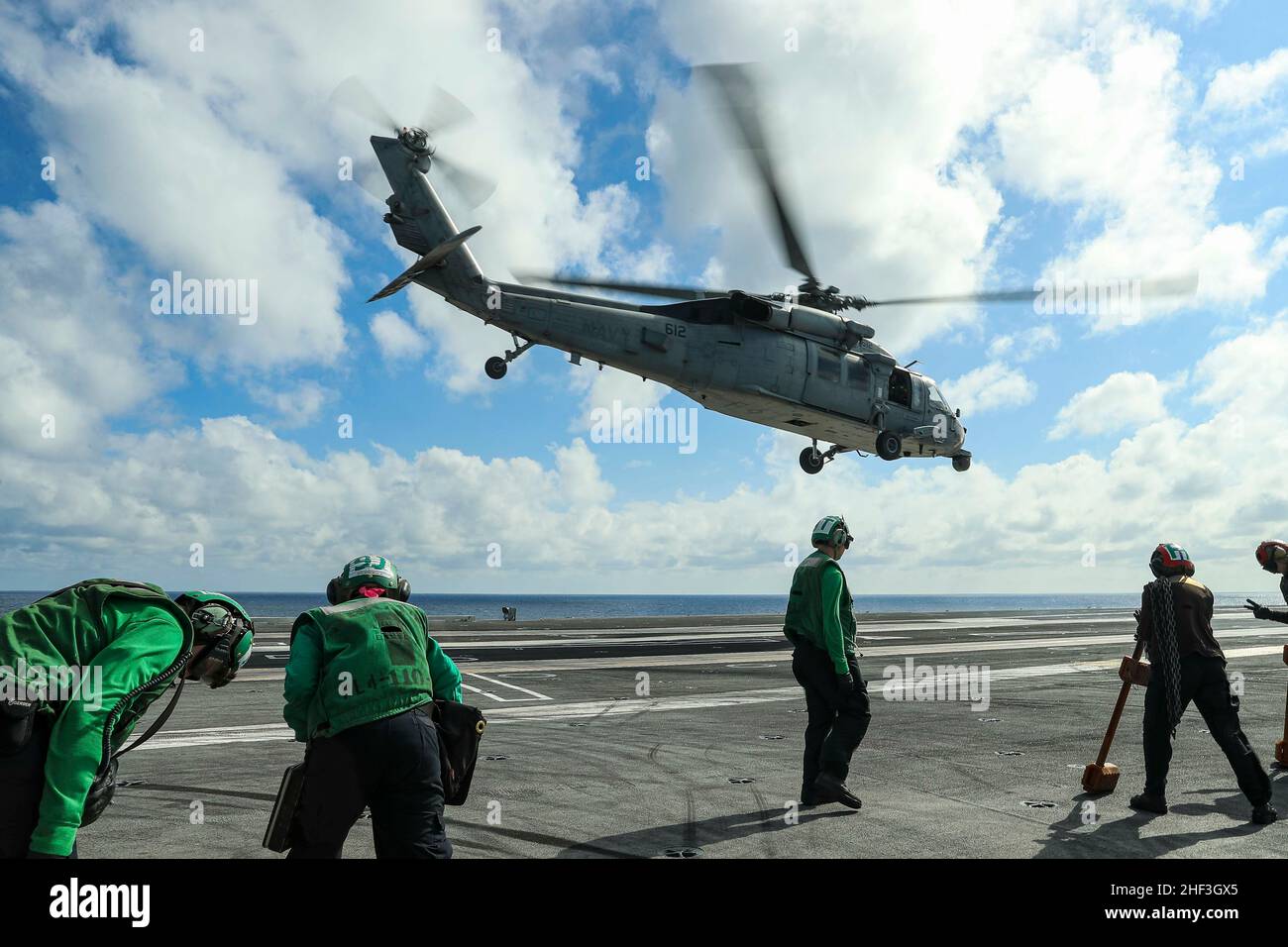 OCEANO PACIFICO (Gen. 11, 2022) un elicottero MH-60s Sea Hawk, assegnato ai 'Chargers' di Helicopter Sea Combat Squadron (HSC) 14, decollo dal ponte di volo di USS Abraham Lincoln (CVN 72). Il Abraham Lincoln Carrier Strike Group, guidato dal Carrier Strike Group 3, è stato dispiegato da San Diego, gennaio 3, a sostegno delle operazioni di sicurezza marittima globale. Parte integrante della U.S. Pacific Fleet, la U.S. 3rd Fleet opera forze navali nell'Indo-Pacific e fornisce la formazione realistica e pertinente necessaria per svolgere il ruolo della nostra Marina in tutta la gamma di operazioni militari, da com Foto Stock