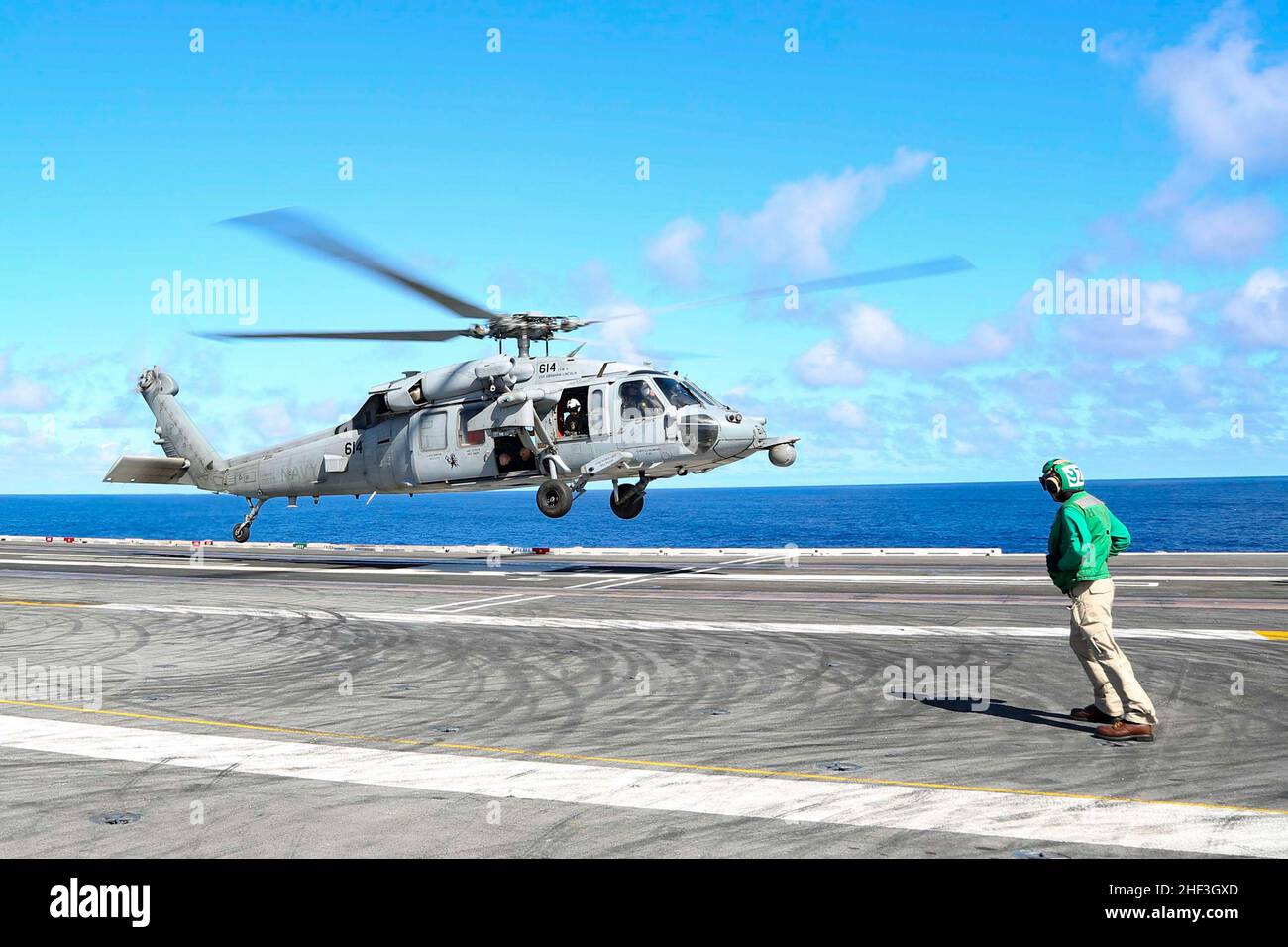 OCEANO PACIFICO (Gen. 10, 2022) un elicottero MH-60s Sea Hawk, assegnato ai “Chargers” di Helicopter Sea Combat Squadron (HSC) 14, si prepara ad atterrare sul ponte di volo di USS Abraham Lincoln (CVN 72). Il Abraham Lincoln Carrier Strike Group, guidato dal Carrier Strike Group 3, è stato dispiegato da San Diego, gennaio 3, a sostegno delle operazioni di sicurezza marittima globale. Parte integrante della U.S. Pacific Fleet, la U.S. 3rd Fleet opera forze navali nell'Indo-Pacific e fornisce la formazione realistica e pertinente necessaria per eseguire in modo impeccabile il ruolo della nostra Marina nell'intera gamma di operazioni militari — f Foto Stock