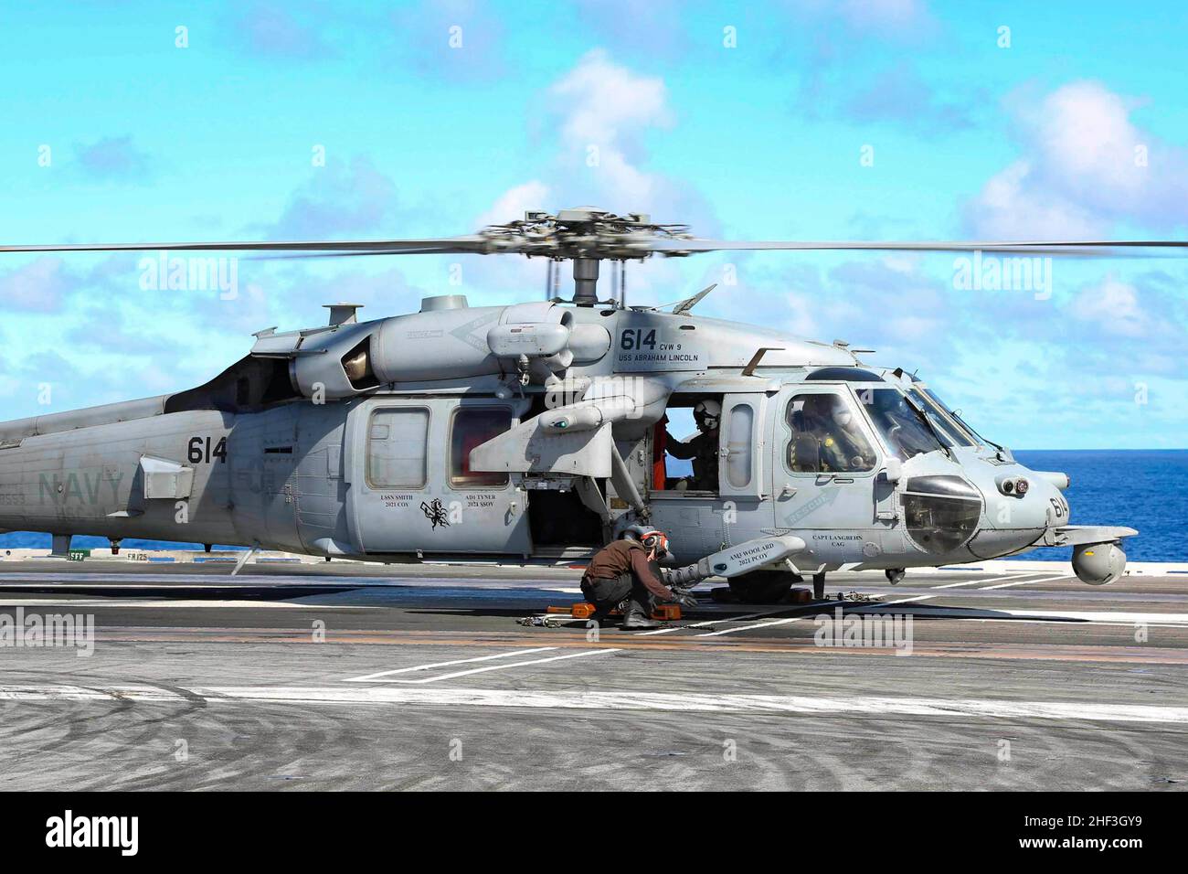OCEANO PACIFICO (Gen. 10, 2022) un elicottero MH-60s Sea Hawk, assegnato ai “Chargers” di Helicopter Sea Combat Squadron (HSC) 14, è bloccato e incatenato al ponte di volo di USS Abraham Lincoln (CVN 72). Il Abraham Lincoln Carrier Strike Group, guidato dal Carrier Strike Group 3, è stato dispiegato da San Diego, gennaio 3, a sostegno delle operazioni di sicurezza marittima globale. Parte integrante della U.S. Pacific Fleet, la U.S. 3rd Fleet gestisce le forze navali nell'Indo-Pacific e fornisce la formazione realistica e pertinente necessaria per svolgere il ruolo della nostra Marina in tutta la gamma di operazioni militari Foto Stock