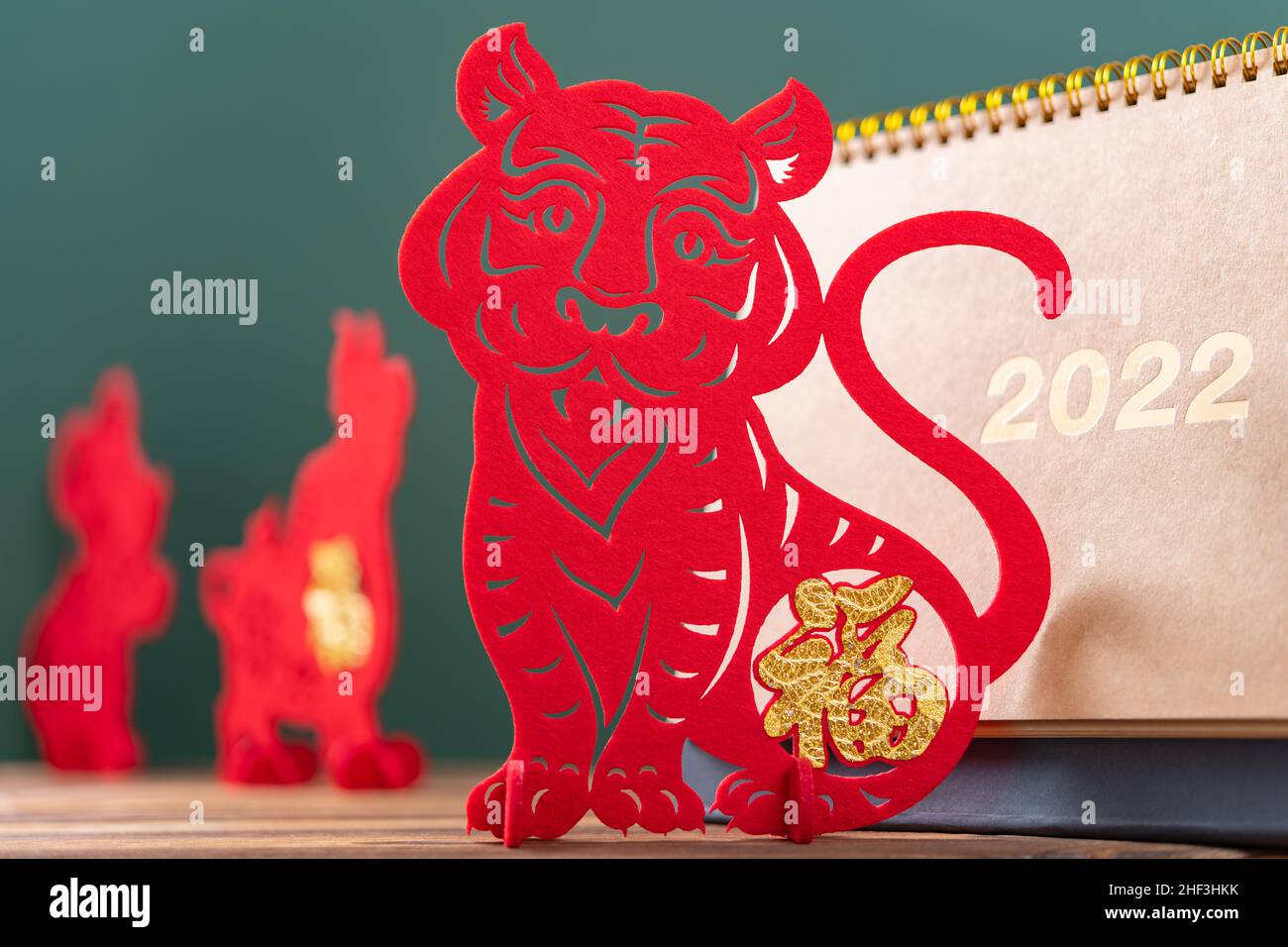Cinese nuovo anno di Tiger mascotte carta tagliata e un calendario 2022 di fronte con Rat e mascotte Ox sul retro, il cinese significa felice anno nuovo no logo no t Foto Stock