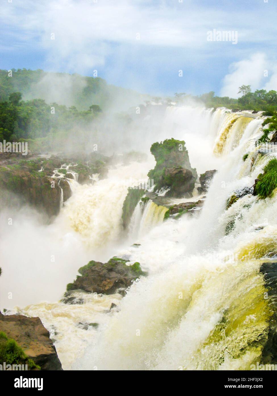 Iguassu cascata in sud america giungla tropicale con un massiccio flusso di acqua Foto Stock