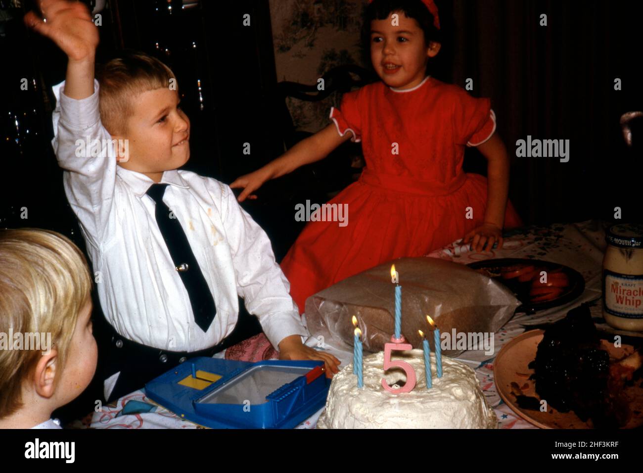 Un ragazzino festeggia il suo 5th compleanno in America, circa il 1960 Foto Stock