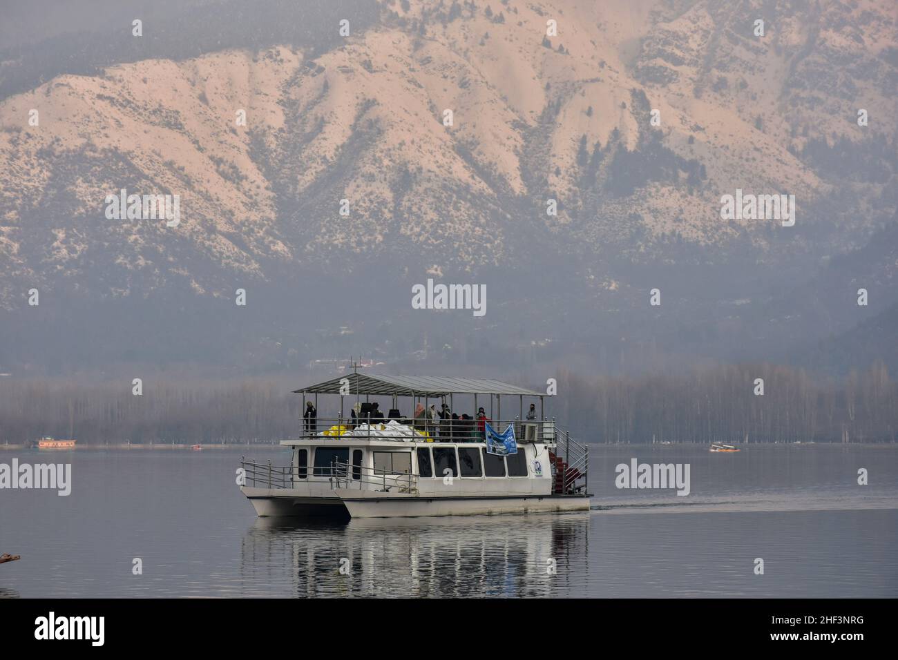 Srinagar, Kashmir, India. 13th Jan 2022. I turisti si sono goduti sul traghetto passeggeri durante una fredda giornata invernale. (Credit Image: © Saqib Majeed/SOPA Images via ZUMA Press Wire) Foto Stock