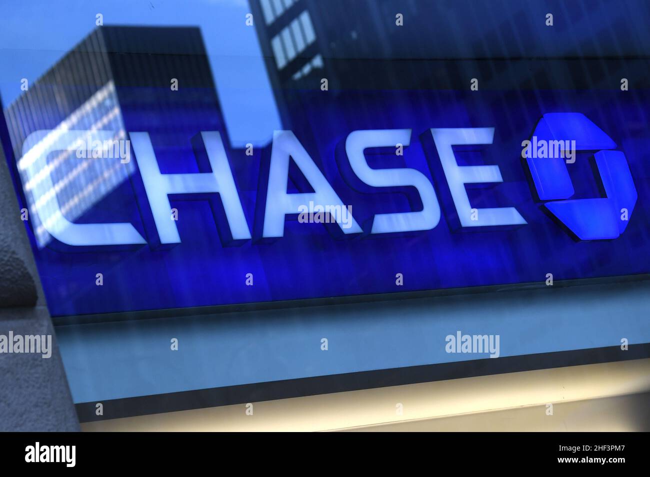 New York, Stati Uniti. 13th Jan 2022. Vista del logo della filiale JPMorgan Chase Bank su Park Avenue a New York, NY, 13 gennaio 2022. Jamie Dimon, CEO di JPMorgan Chase, ha dichiarato che i dipendenti non vaccinati potrebbero cessare. (Foto di Anthony Behar/Sipa USA) Credit: Sipa USA/Alamy Live News Foto Stock