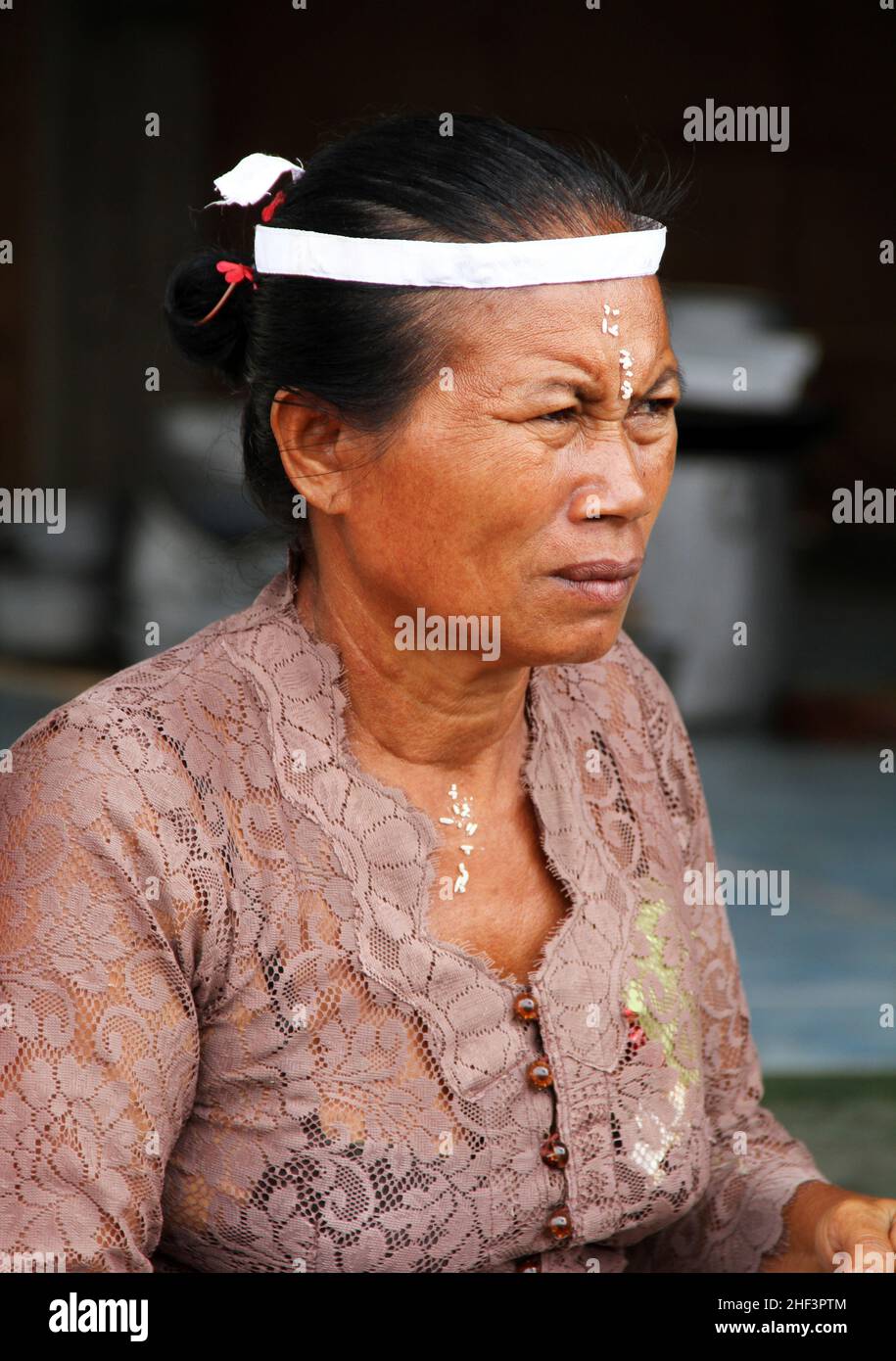 Donna balinese che prepara una cerimonia che si svolge nel villaggio di Ketewel a Gianyar, Bali, Indonesia Foto Stock