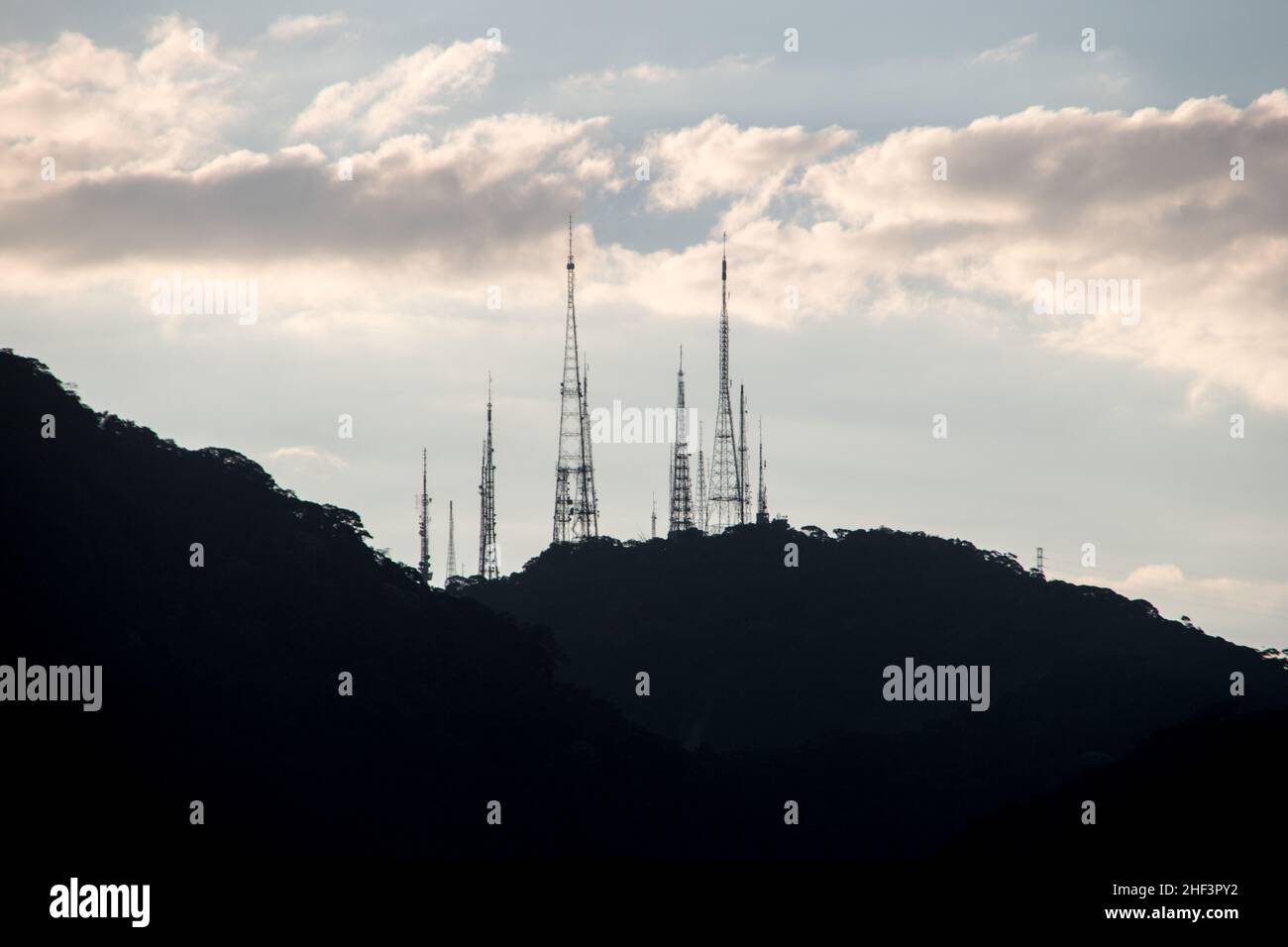 Vista delle antenne di comunicazione dalla cima della collina di sumare a Rio de Janeiro. Foto Stock