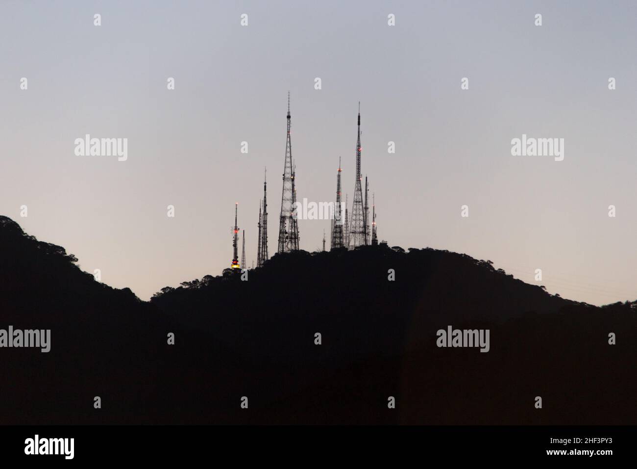 Vista delle antenne di comunicazione dalla cima della collina di sumare a Rio de Janeiro. Foto Stock