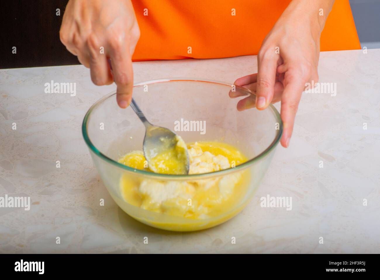 gli ingredienti per la torta vengono mescolati nella tazza Foto Stock