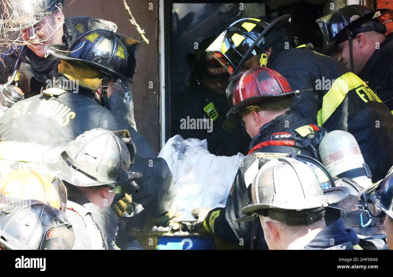 St. Louis, Stati Uniti. 13th Jan 2022. I vigili del fuoco di St. Louis rimuovono i resti di un vigile del fuoco ad un fuoco della casa a St. Louis il giovedì 13 gennaio 2022. Un altro vigile del fuoco è stato ferito.i vigili del fuoco hanno tentato di uscire dalla casa vacante quando il tetto è crollato intrappolando i due fino ad altri li hanno tirati fuori. La morte è il primo vigile del fuoco di St. Louis a morire in un incendio in vent'anni. Foto di Bill Greenblatt/UPI Credit: UPI/Alamy Live News Foto Stock