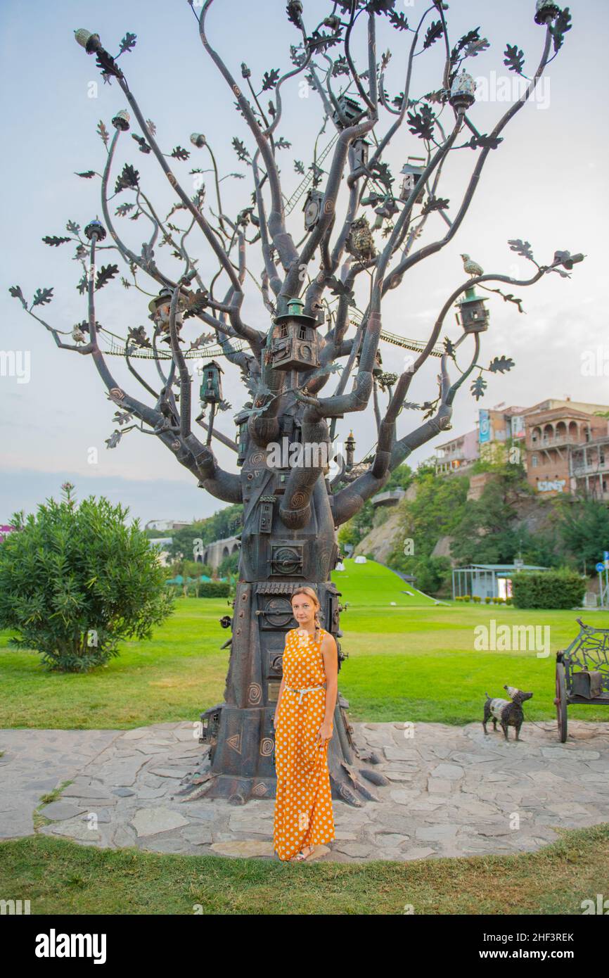 Ragazza all'albero della vita nel parco Rike a Tbilisi Foto Stock