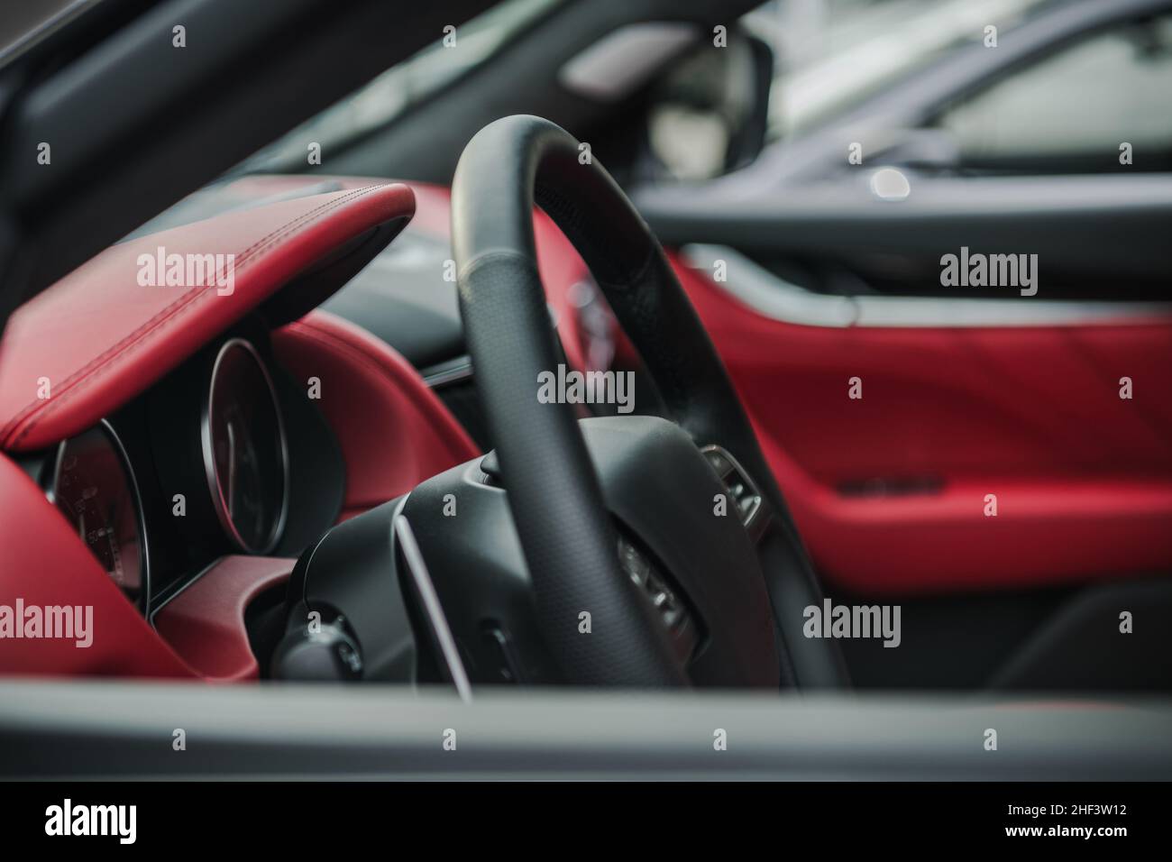 Vettura elegante nuova di zecca con finitura in pelle rossa all'interno di uno showroom della concessionaria. Industria automobilistica. Foto Stock