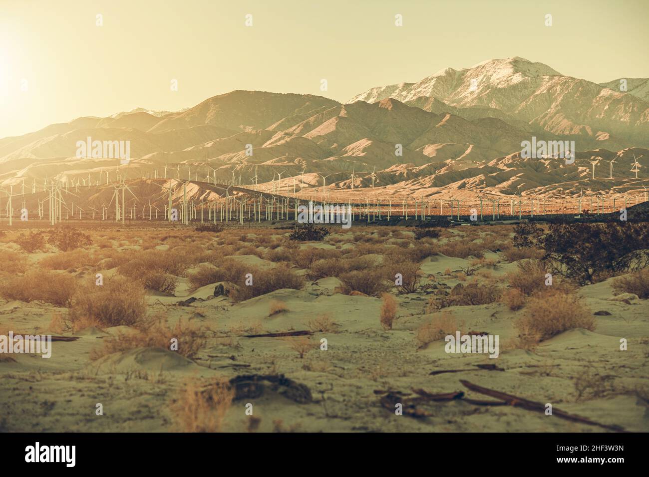 Coachella Valley California Desert Landscape with Power Plant. Turbine eoliche e Monti San Bernardino. Stati Uniti d'America. Foto Stock