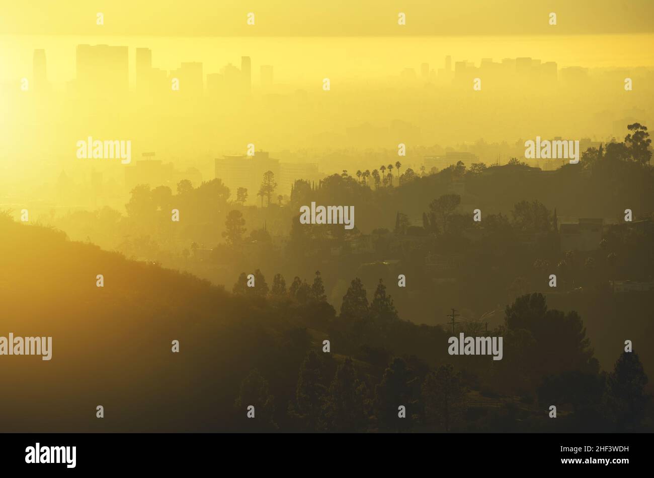 Agglomerazione di Los Angeles nella California meridionale. West Hollywood e Santa Monica Foggy Hills Panorama. Stati Uniti d'America. Foto Stock