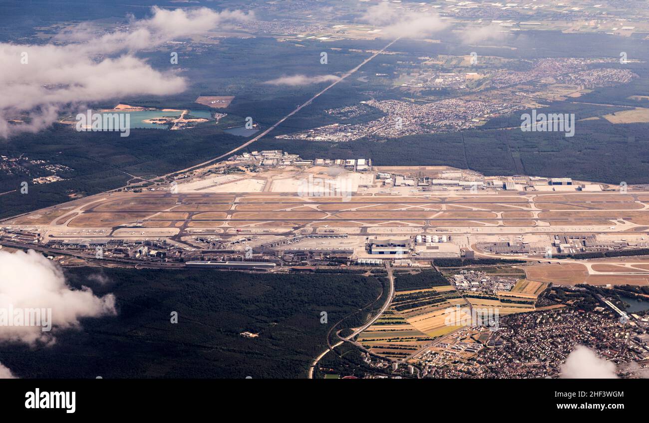 Antenna dell'aeroporto internazionale di Francoforte con le nuvole Foto Stock