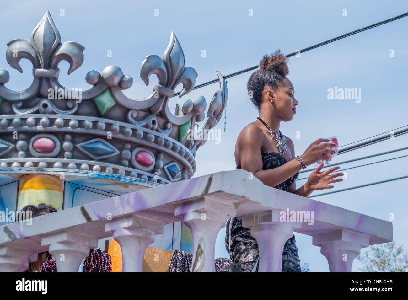NEW ORLEANS, LA, USA -19 FEBBRAIO 2017: Mystic Krewe della principessa Femme Fatale sul galleggiante del Mardi Gras durante la sfilata di carnevale Foto Stock