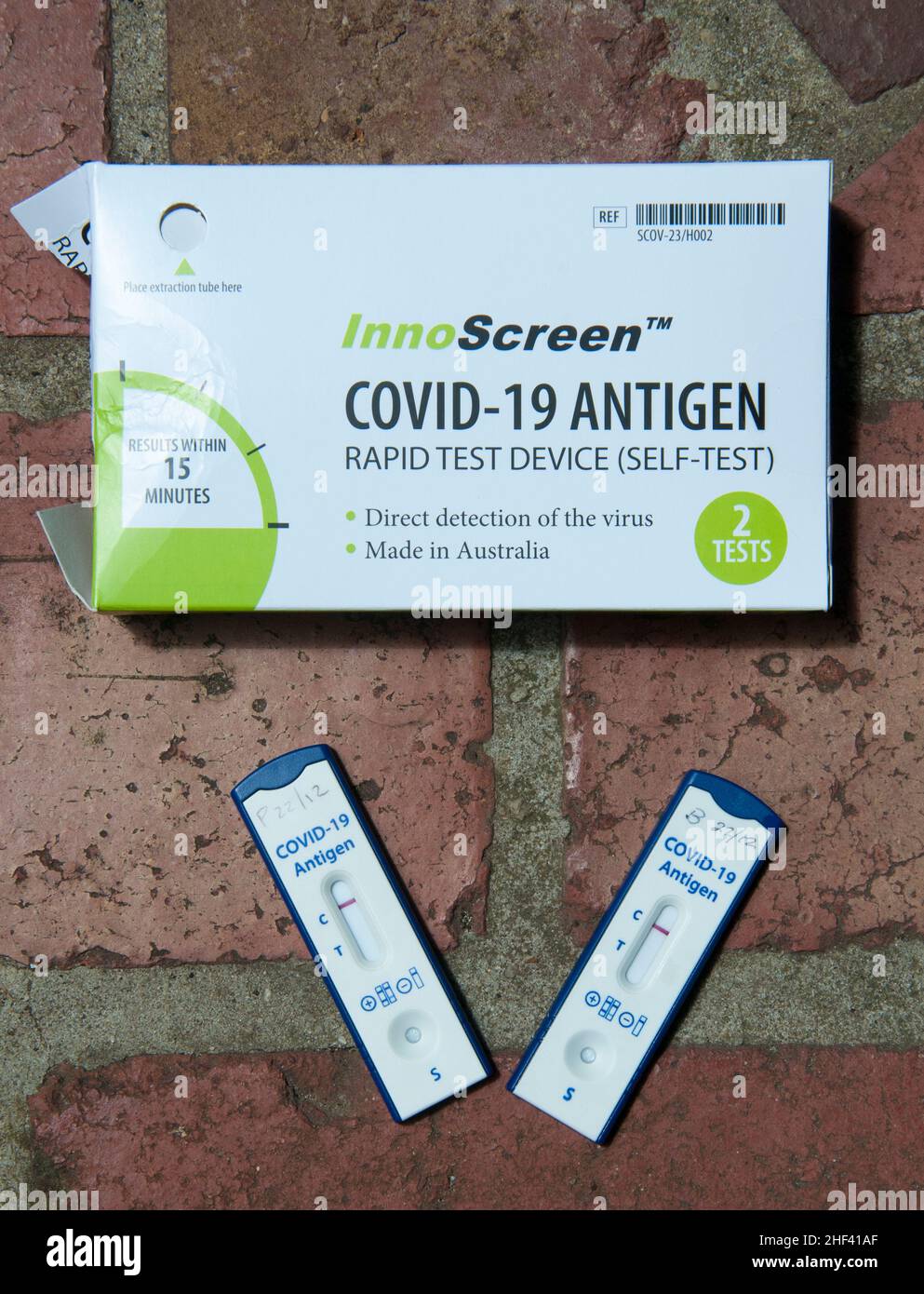 Kit per test antigenico rapido e risultati, durante la rapida diffusione della variante Omicron di COVID-19, dicembre 2021, Melbourne, Australia. Foto Stock