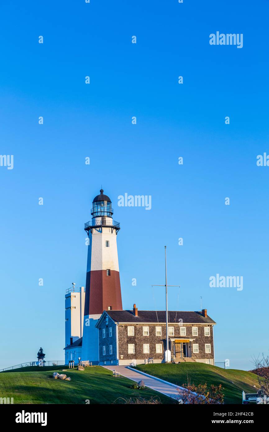 Oceano atlantico onde sulla spiaggia a Montauk Point Luce, Faro, Long Island, New York, la contea di Suffolk Foto Stock