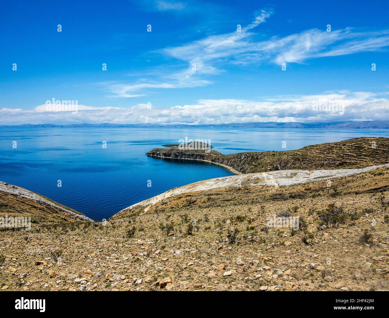 Sentiero collinare con vista lago Titicaca a Isla del Sol (l'Isola del Sole). Foto Stock