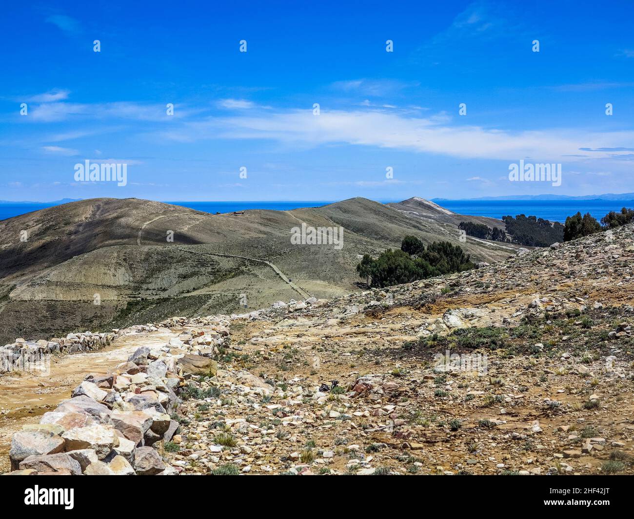 Sentiero collinare con vista lago Titicaca a Isla del Sol (l'Isola del Sole). Foto Stock